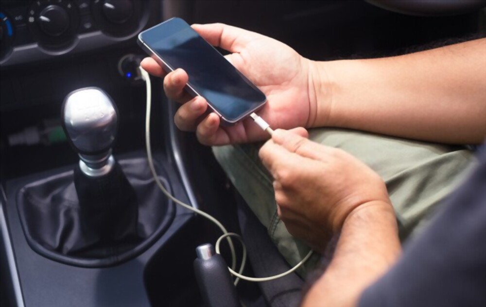 how to charge a mobile in a car